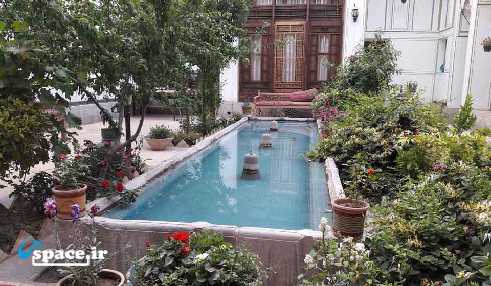محوطه سرسبز هتل سنتی عتیق - اصفهان