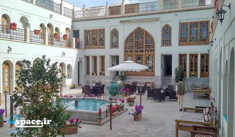 حیاط دلباز هتل سنتی عتیق - اصفهان
