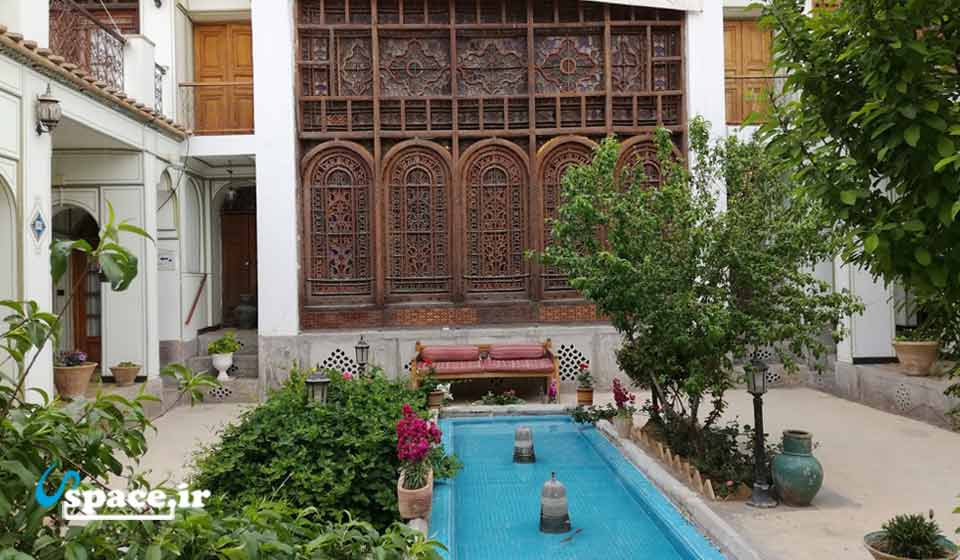 حیاط هتل سنتی عتیق - اصفهان